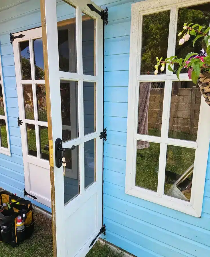 locksmith Garden house in blue and white color